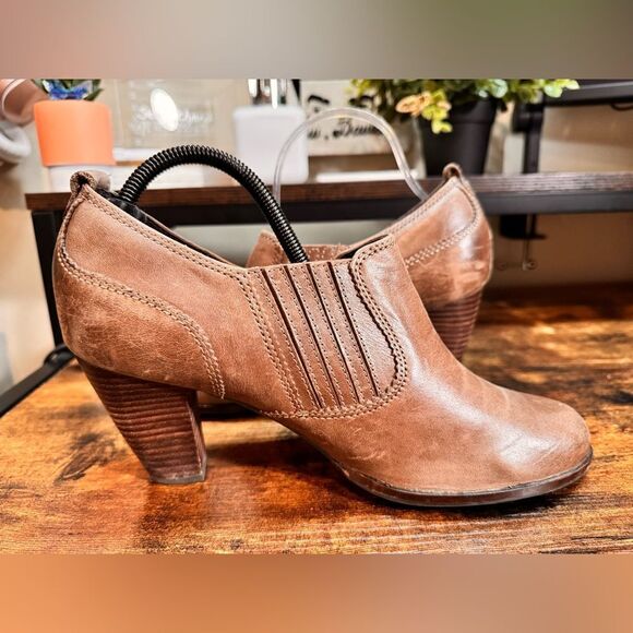 Clark’s Artisan Brown Heeled Booties Size 10 - Picture 5 of 13